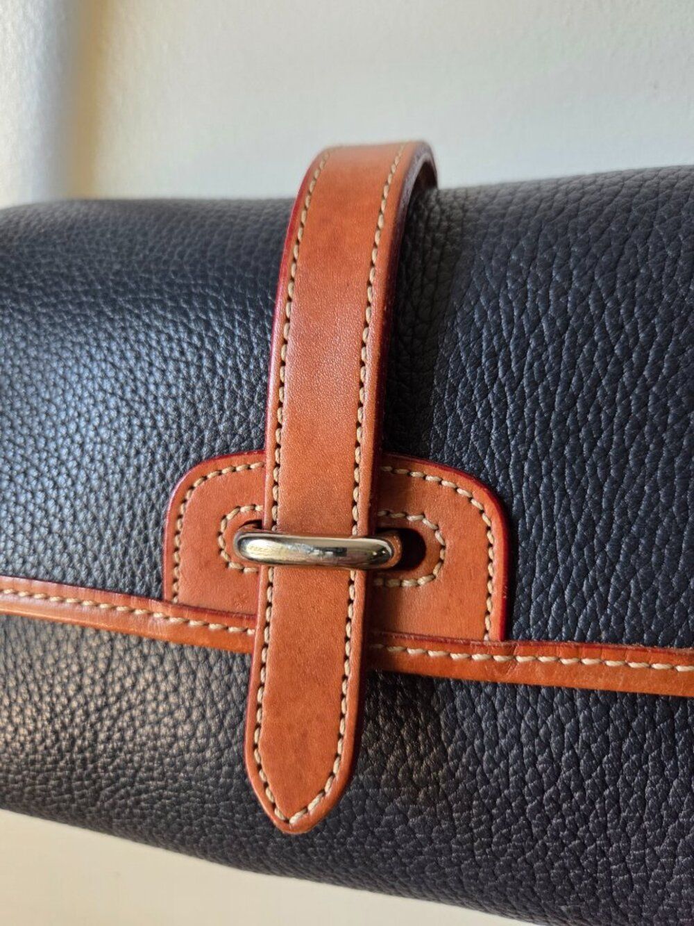 EUC DOONEY & BOURKE THICK PEBBLED GENUINE LEATHER CROSSBODY BAG - Picture 6 of 16